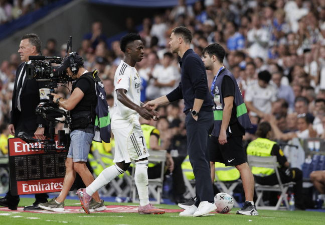 开云入口客服-阿隆索下课内幕曝光！更衣室内讧，1.8亿巨星施压，佛爷忍痛换人|哈维·阿隆索|皇马|哈维-阿隆索|皇家马德里|哈维_新浪体育_新浪新闻